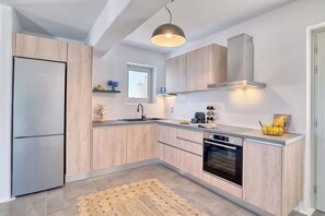 Fridge, oven, dishwasher, coffee/tea maker