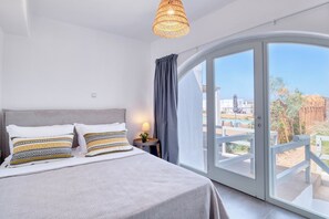 4 bedrooms, iron/ironing board, bed sheets