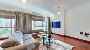 エグゼクティブ アパートメント | リビング エリア | 55 インチの薄型テレビ (ケーブル放送視聴可)、テレビ
