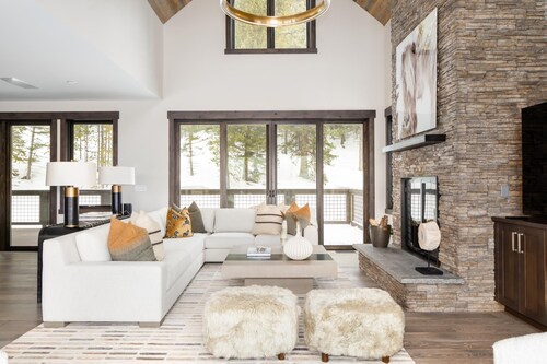 Luxury, Ski-In Ski-Out Mountain Cabin! Game Room! Hot Tub!