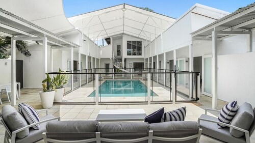 Belle Escapes  Villa Rosa  just minutes to Trinity Beach