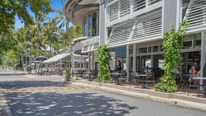 Outdoor dining - Belle Escapes  Villa Rosa  just minutes to Trinity Beach (Trinity Beach)