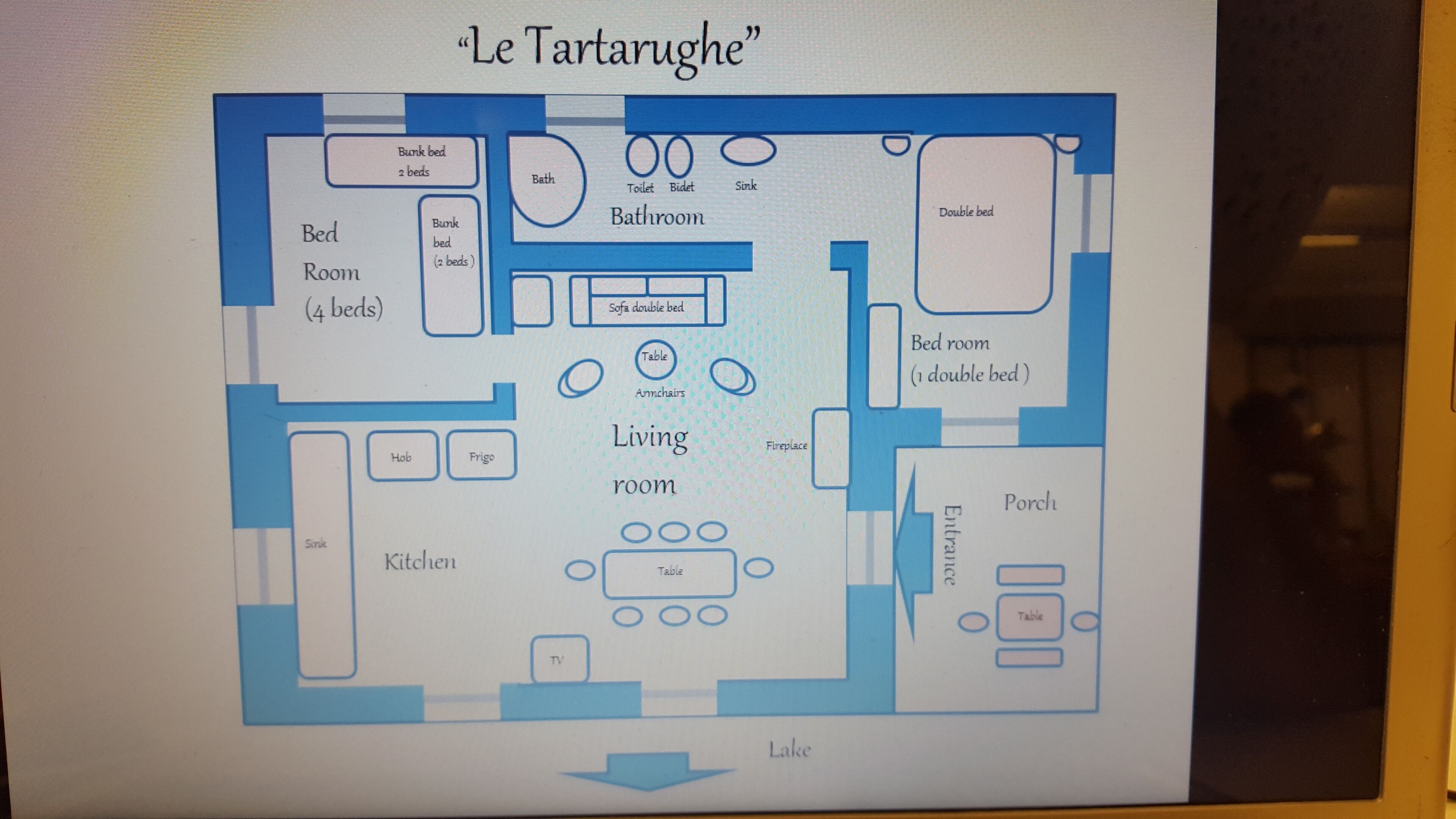 Plan d’étage d’un hôtel nommé « Le Tartarughe », comprenant un salon, une cuisine, une salle de bain et deux chambres.