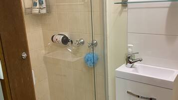 Ducha, artículos de tocador ecológicos, secador de pelo, toallas