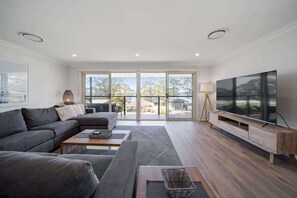 TV - Days By The Bay Summa (Hyams Beach)