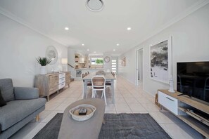 TV - Days By The Bay at Hyams Beach (Hyams Beach)