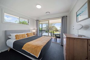 3 bedrooms, WiFi, bed sheets - Days By The Bay at Hyams Beach (Hyams Beach)