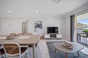 Dining - Days By The Bay at Hyams Beach (Hyams Beach)