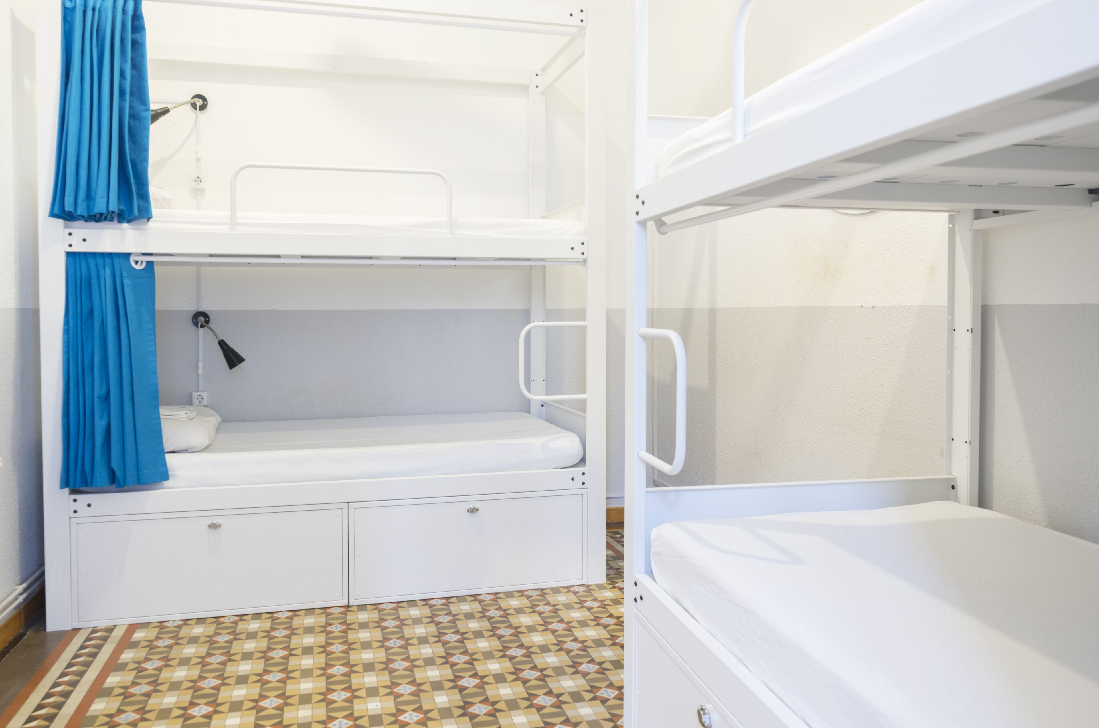 Habitación compartida mixta de 4 camas | Ropa de cama de alta calidad, edredón y wifi gratis 