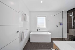 Bathtub, shampoo