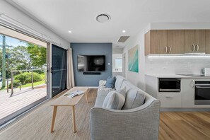 TV, stereo - Elements of Hyams (Hyams Beach)