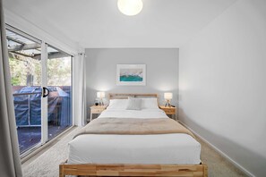 3 bedrooms, WiFi, bed sheets - Elements of Hyams Sum (Hyams Beach)