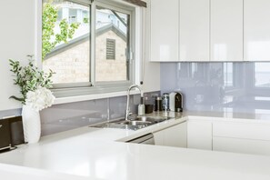 Uuni, astianpesukone, kahvin-/teenkeitin, leivänpaahdin