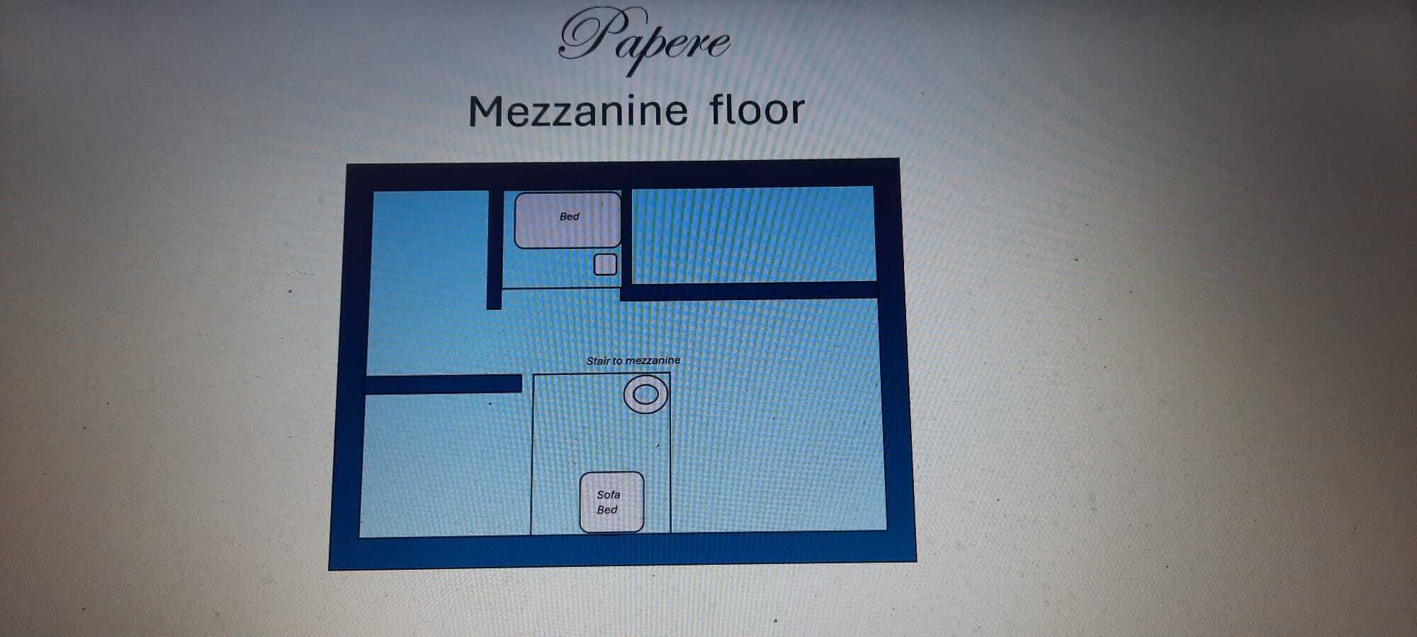 Plano de planta de una habitación de hotel con entrepiso, una cama, sofá cama y escalera al entrepiso.
