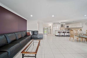 TV, DVD player, stereo - Footprints at Hyams Beach (Hyams Beach)