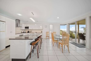 Oven, dishwasher, coffee/tea maker, toaster - Footprints at Hyams Beach (Hyams Beach)