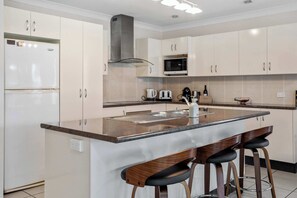 Oven, dishwasher, coffee/tea maker, toaster - Footprints at Hyams Beach (Hyams Beach)