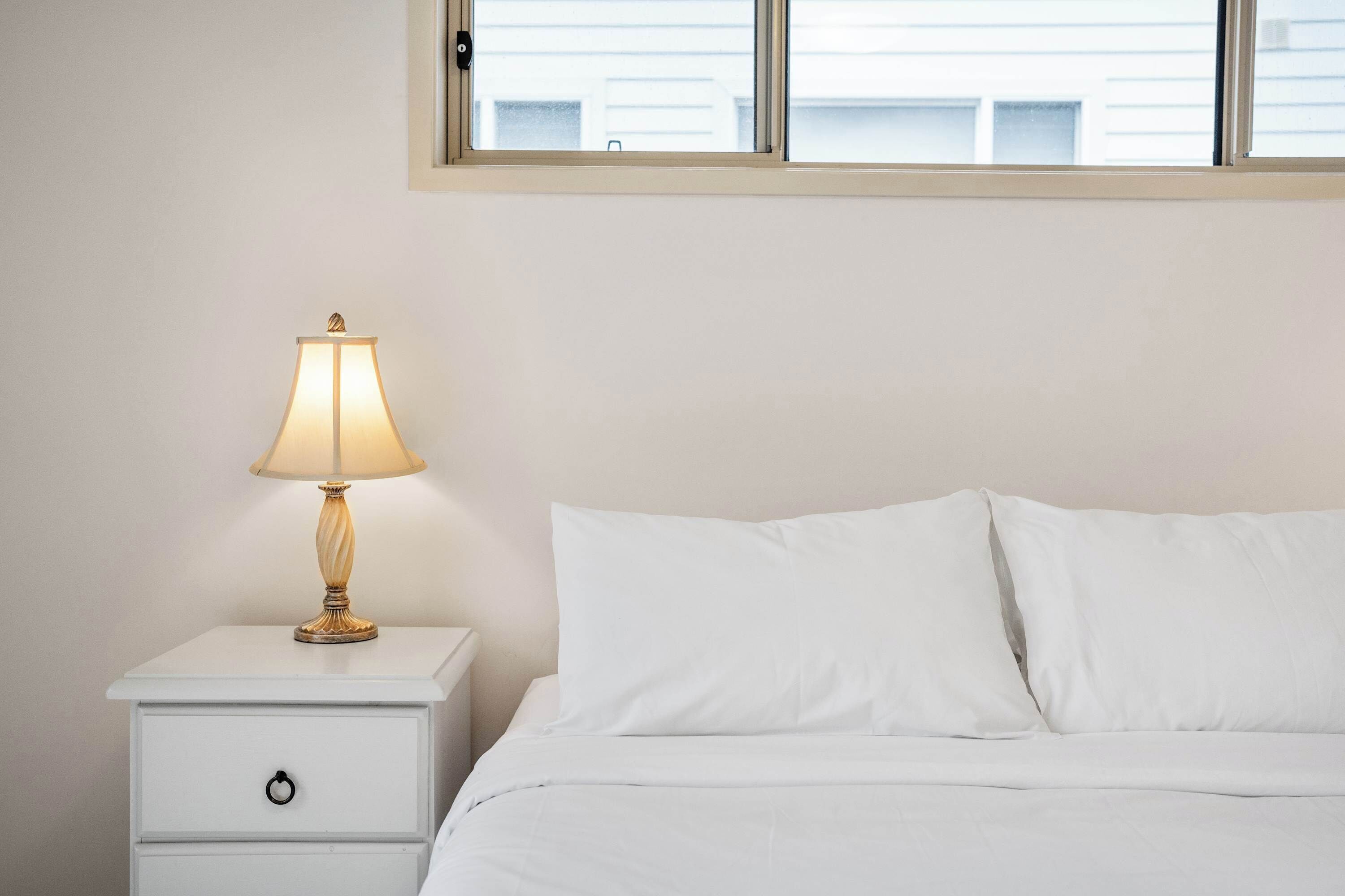 4 habitaciones, cuna de viaje y ropa de cama 
