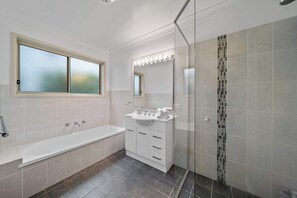 Bathtub - Footprints at Hyams Beach (Hyams Beach)