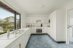 Oven, dishwasher, cookware/dishes/utensils