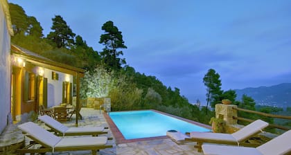 Arktos Secluded villa with private pool, Wi-Fi internet, away from it all!