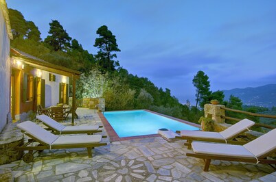 Arktos Secluded villa with private pool, Wi-Fi internet, away from it all!