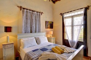 3 quartos, escrivaninha, ferros/tábuas de passar roupa, berço de viagem