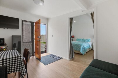 Superking-bed  granny flat /free wifi & parking - self check in