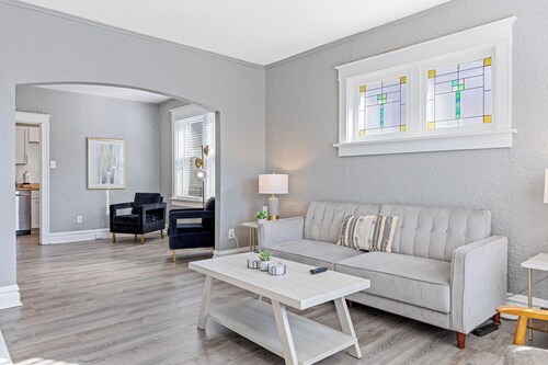 City Livin' 2 Bedroom w/ Balcony