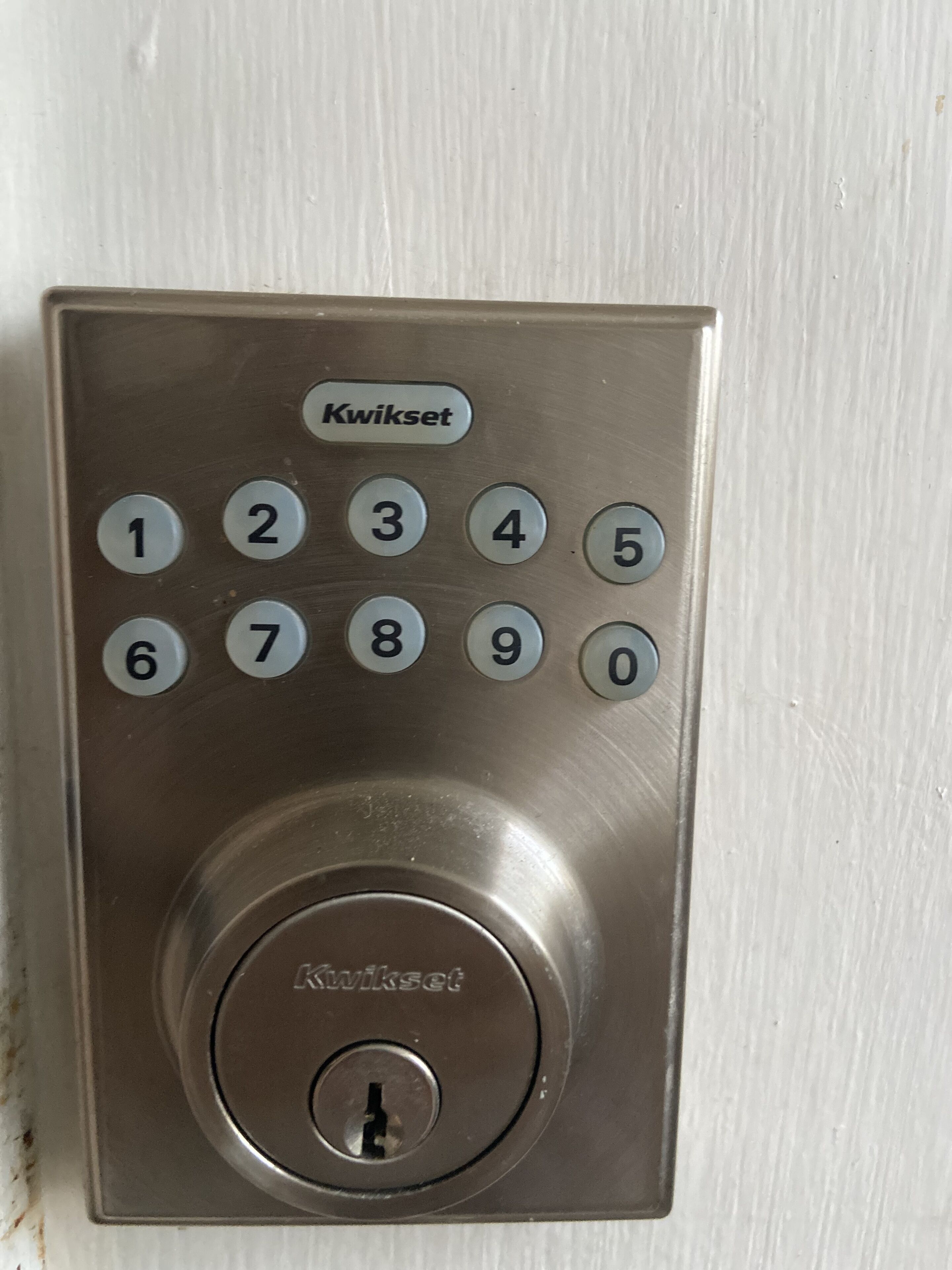 Une serrure Kwikset à clavier numérique.
