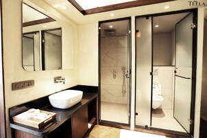 Habitación de lujo doble, 1 cama doble, fumadores, vistas a la montaña | Baño | Ducha y cabezal de ducha tipo lluvia