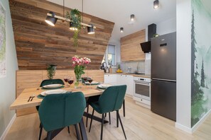 Apartamento, 1 quarto, sacada, vista para a montanha | Cozinha privada | Lava-louças, talheres/pratos/utensílios de cozinha