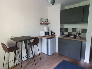 Réfrigérateur, micro-ondes, plaque de cuisson, cafetière/bouilloire