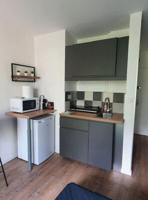 Réfrigérateur, micro-ondes, plaque de cuisson, cafetière/bouilloire