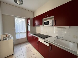 Microwave, oven, stovetop, dishwasher - Beachside Getaway: 2-Bedroom Apartment with Garage, Close to Port & Shops (Les Sables-d'Olonne)