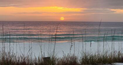 Beachfront 2Br, 2Bath Condo with pool and beautiful views. Ground Floor.