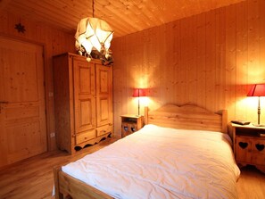 3 bedrooms - Cozy Chalet 3BR for 6, Near Village & Ski Lifts, Renovated 2007 (Les Carroz d'Arâches)