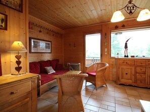 Living area - Cozy Chalet 3BR for 6, Near Village & Ski Lifts, Renovated 2007 (Les Carroz d'Arâches)