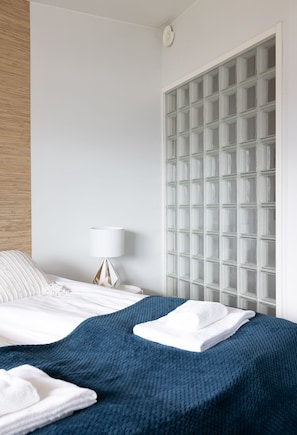 1 habitación, escritorio, cortinas blackout y cunas