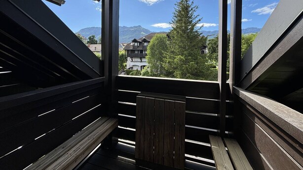 A balcony with a view of mountains and houses. - Cozy Mezzanine Studio in Village Center with Balcony (Villard-de-Lans)