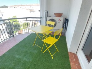 Outdoor dining - Beachside Apartment with Terrace, 3 Bedrooms, and AC in Llançà - Pet Friendly (Llançà)