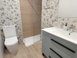 Bathroom - Beachside Apartment with Terrace, 3 Bedrooms, and AC in Llançà - Pet Friendly (Llançà)