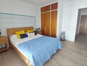 3 bedrooms, free WiFi - Beachside Apartment with Terrace, 3 Bedrooms, and AC in Llançà - Pet Friendly (Llançà)