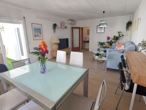 Dining - Beachside Apartment with Terrace, 3 Bedrooms, and AC in Llançà - Pet Friendly (Llançà)