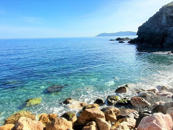 Una spiaggia nelle vicinanze