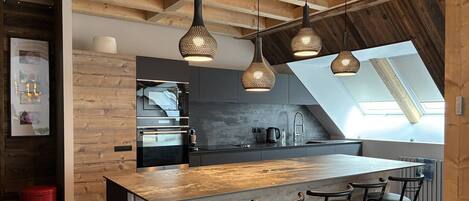 Kühlschrank, Mikrowelle, Ofen, Wasserkocher mit Kaffee-/Teezubehör