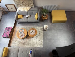 Télévision, cheminée, espaces bureaux