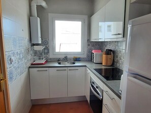 Fridge, microwave, oven, coffee/tea maker