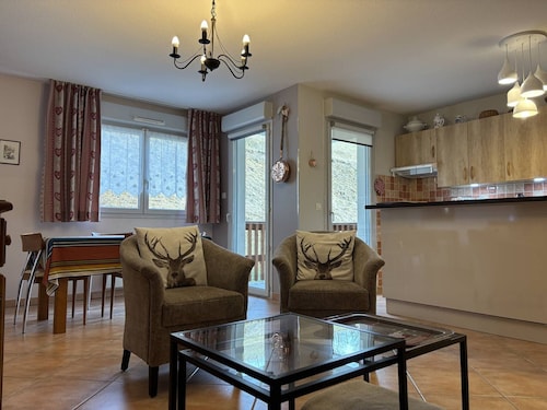 Cozy Apartment with Balcony, WiFi, and Free Parking near Ski Slopes