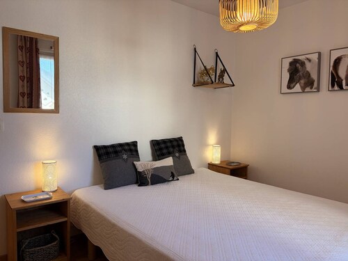 Cozy Apartment with Balcony, WiFi, and Free Parking near Ski Slopes